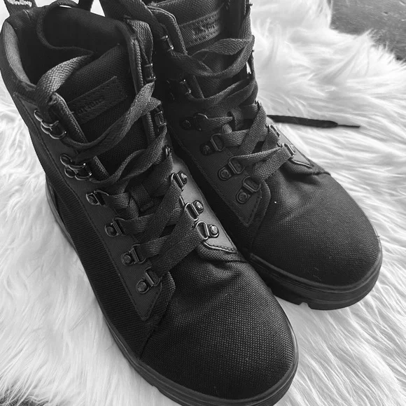 Dr. Martens Combs W Boot - Picture 9 of 10